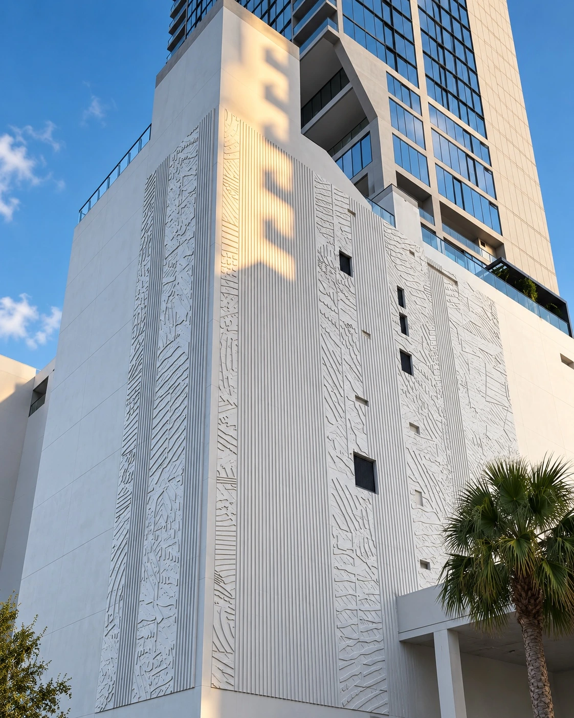 Mural en relieve arquitectónico de Andrew Antonaccio en E11EVEN Hotel & Residences, Miami