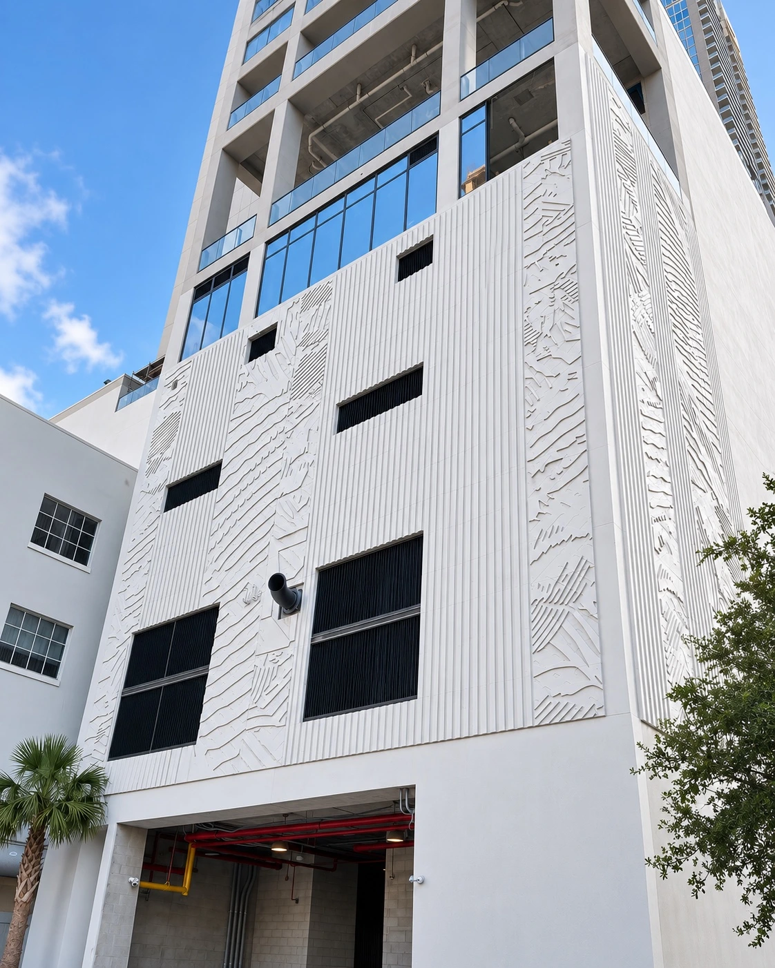 Relieve arquitectónico que recorre una esquina de E11EVEN en Miami