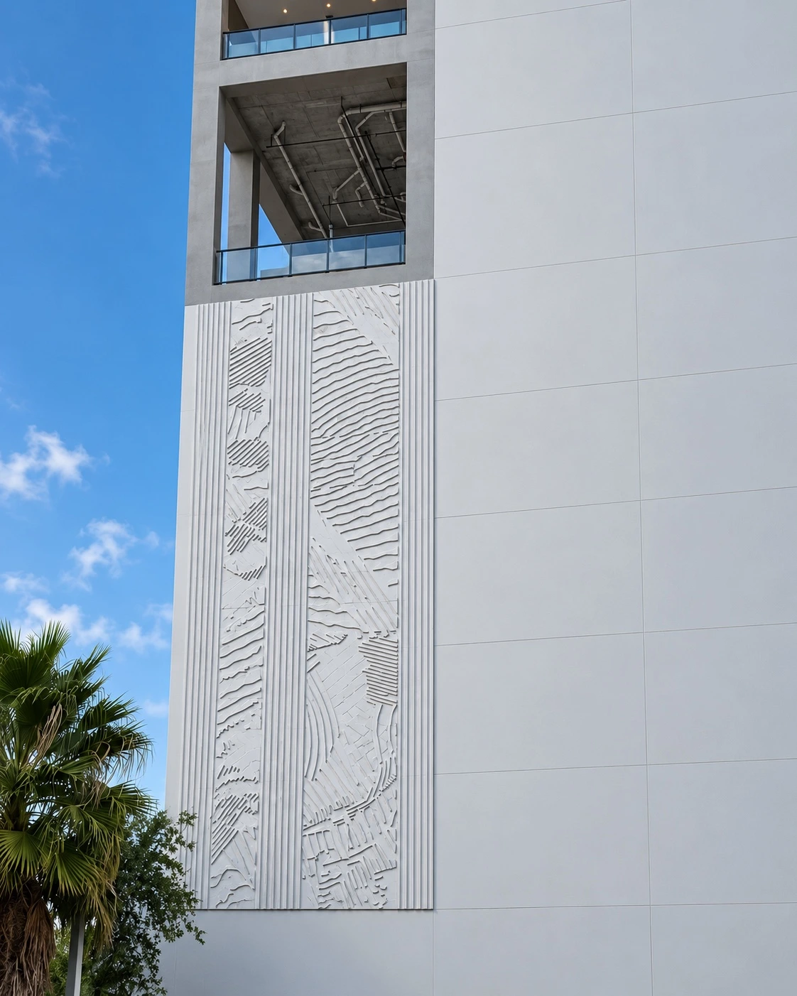 Panel en relieve con patrones lineales elevados en E11EVEN, Miami