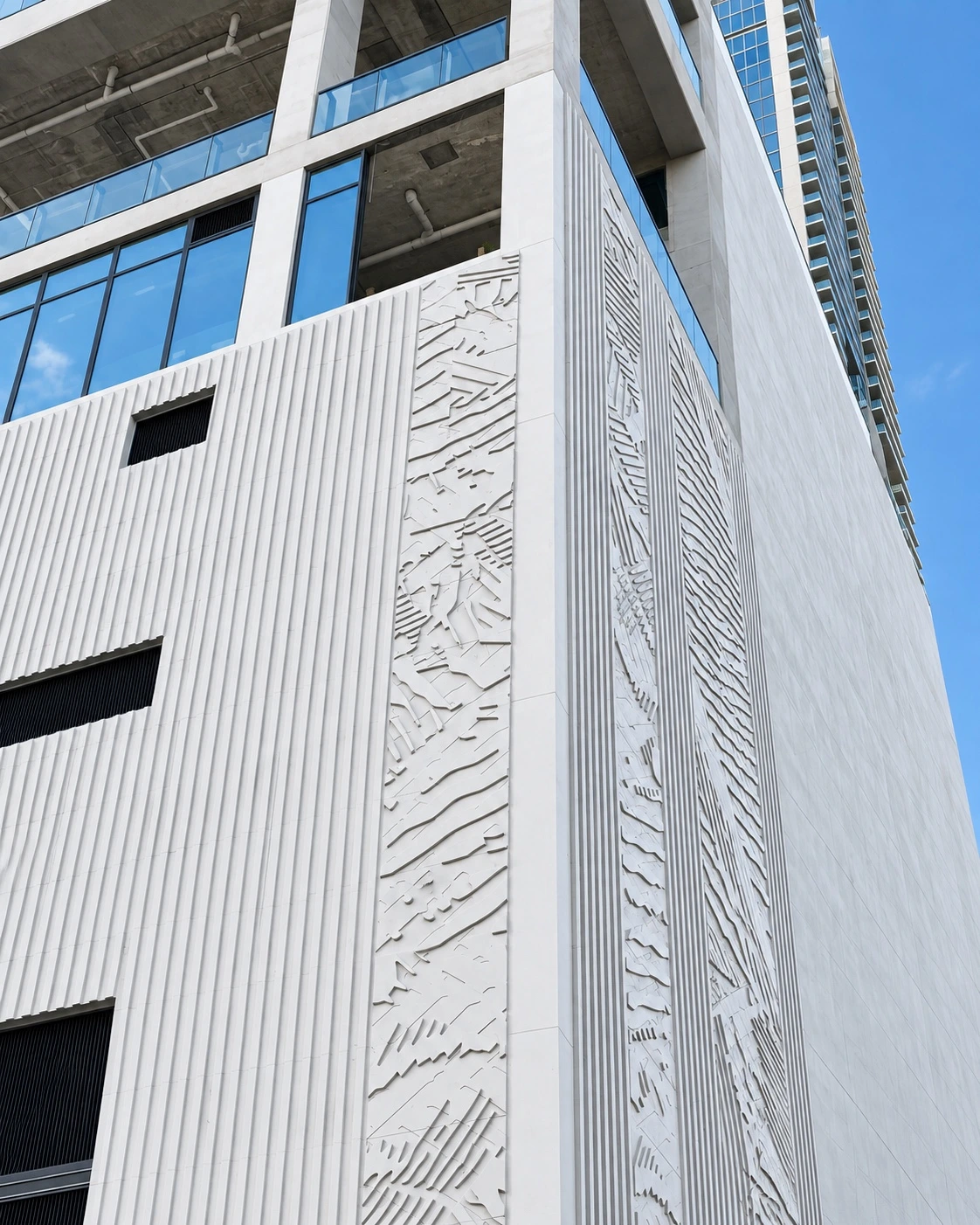 Detalle del relieve arquitectónico lineal en E11EVEN, Miami