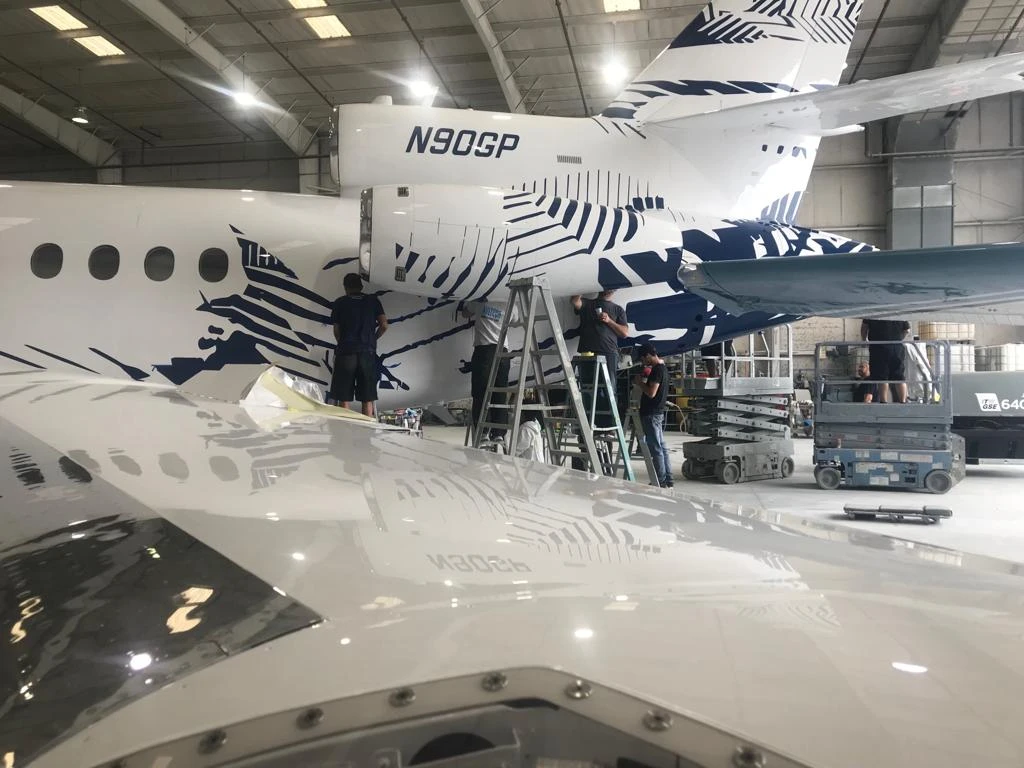 Proceso de pintura de la obra sobre la aeronave Falcon 900