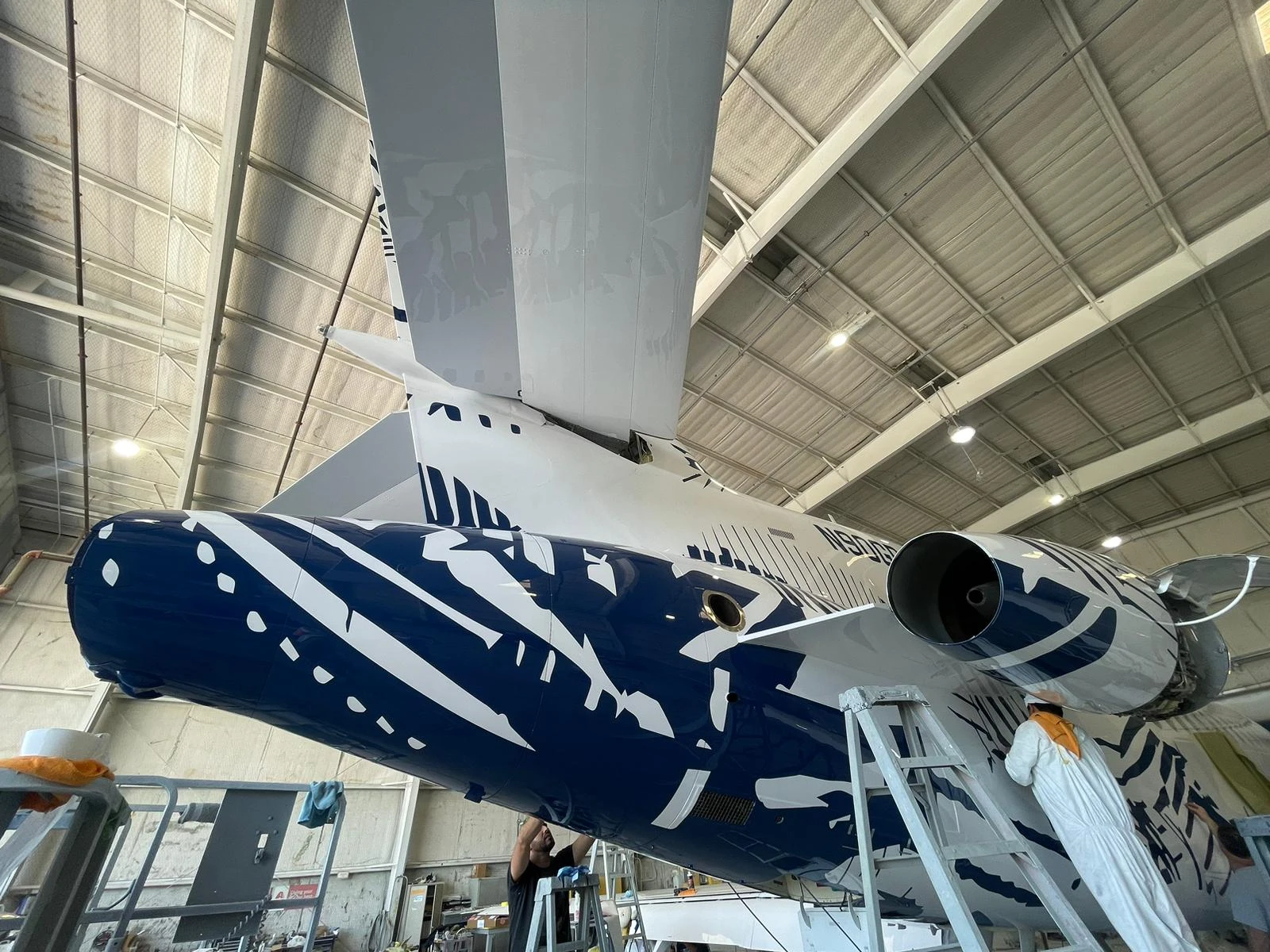 Detalle de la composición lineal azul y blanca del Falcon 900