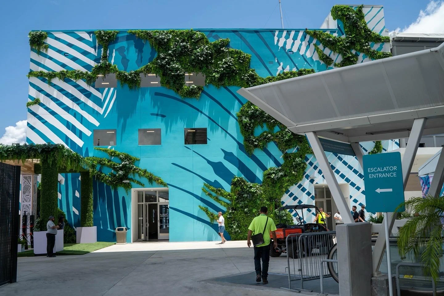 Mural lineal sobre el edificio de control de Formula 1 Miami