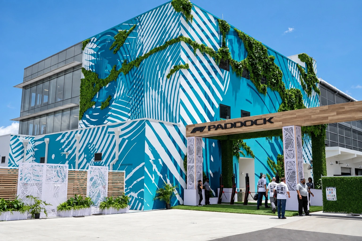 Mural turquesa y blanco en la entrada del paddock de Formula 1 Miami