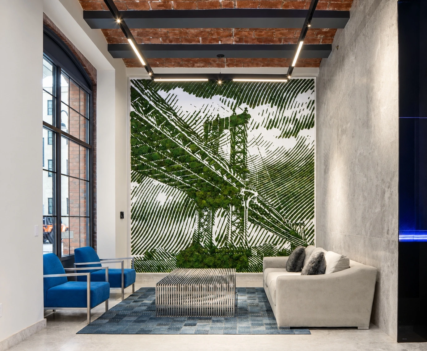 Instalación mural de musgo en un interior arquitectónico