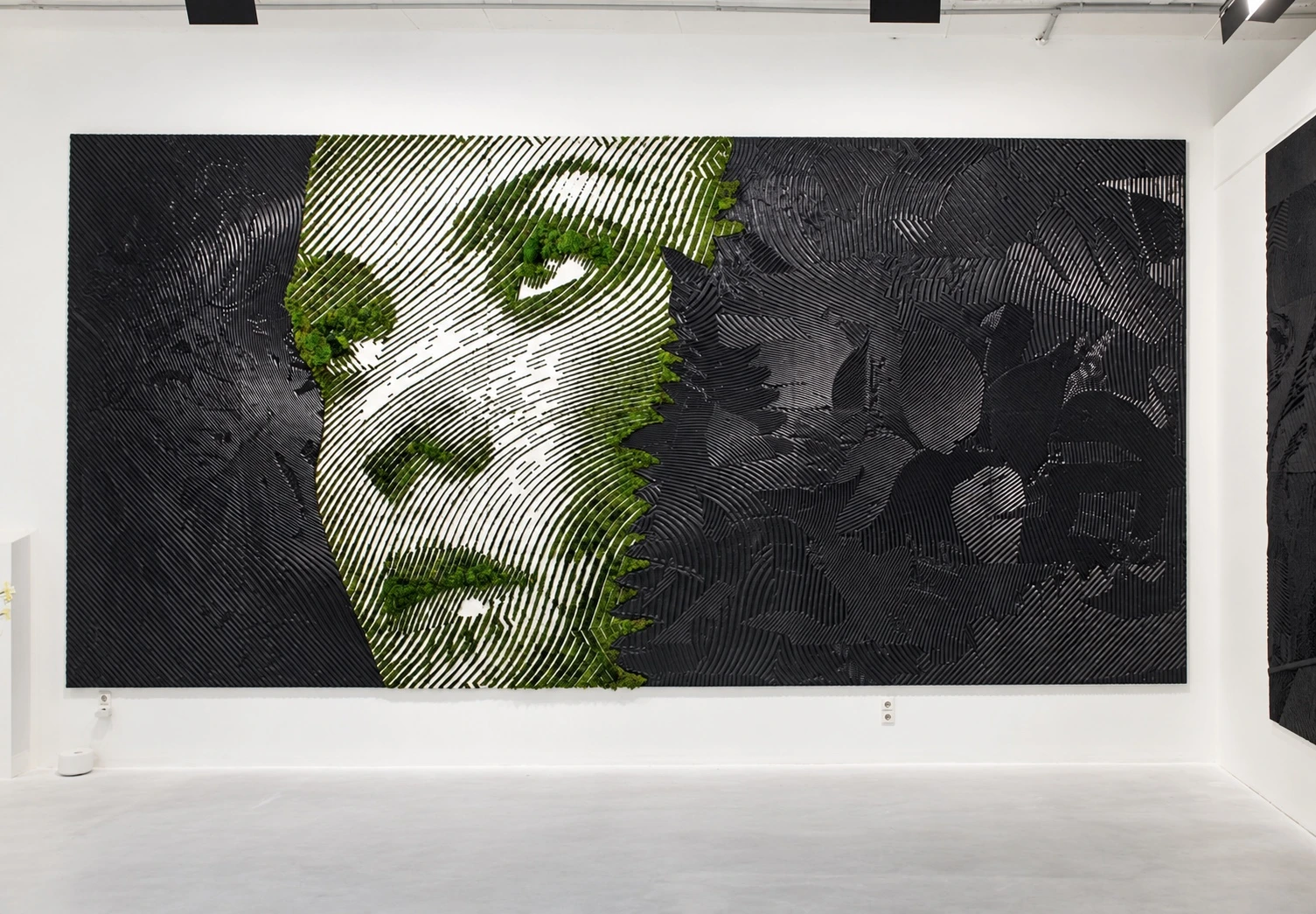 Retrato formado con musgo verde y patrones lineales en contraste