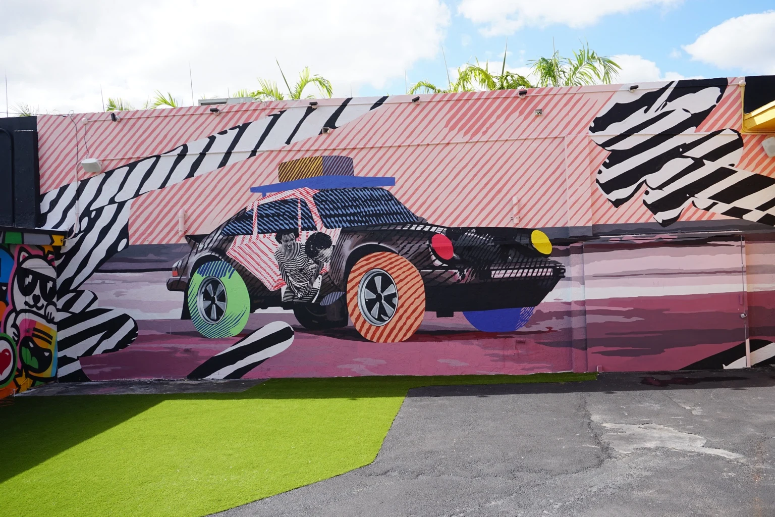 Mural de un Porsche con campos rosados y patrones geométricos en Porsche Art Park, Wynwood, Miami
